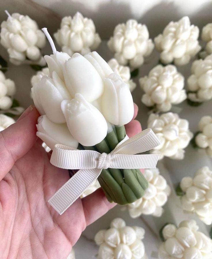 Mini Ramo de Velas Tulipanes Blancos con Lazo – Souvenir Artesanal para Bodas, Baby Shower y Eventos