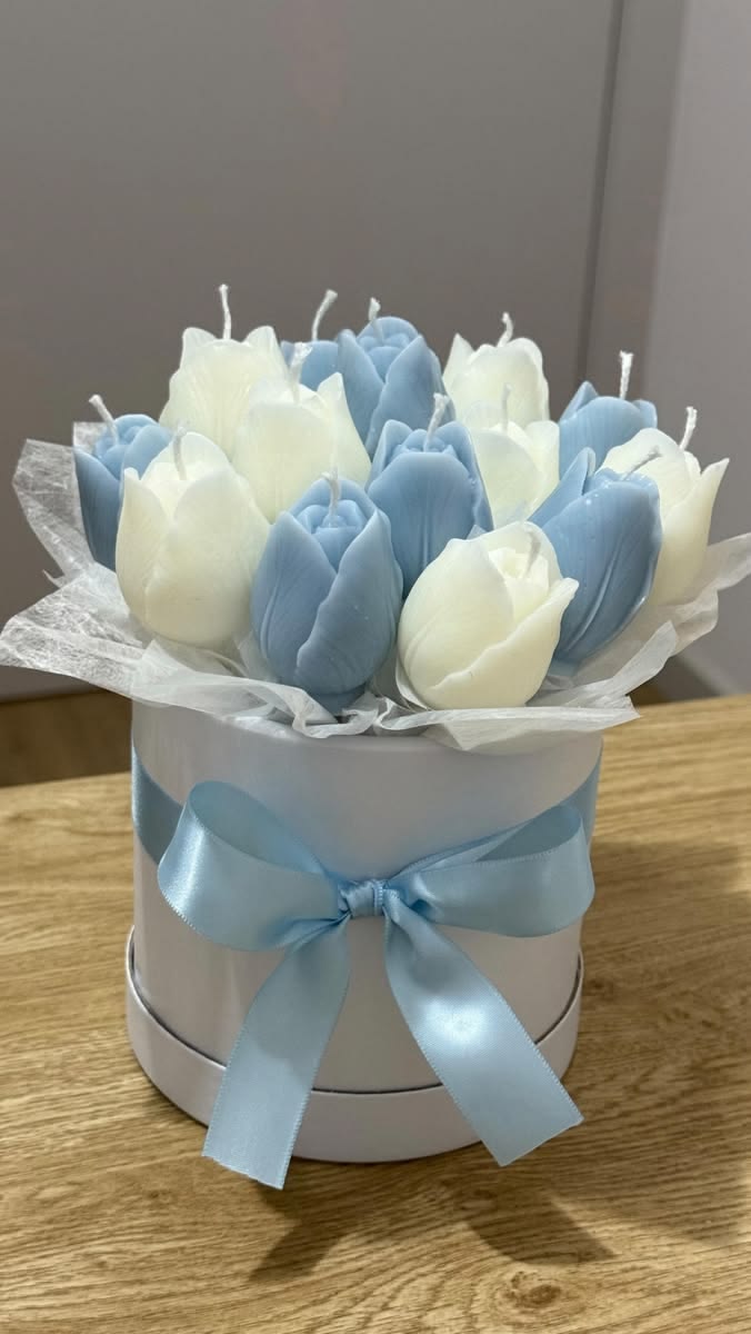 Arreglo de Velas Tulipanes en Caja Hat Box – Tulipanes de Cera Azul y Blanco para Regalo y Decoración