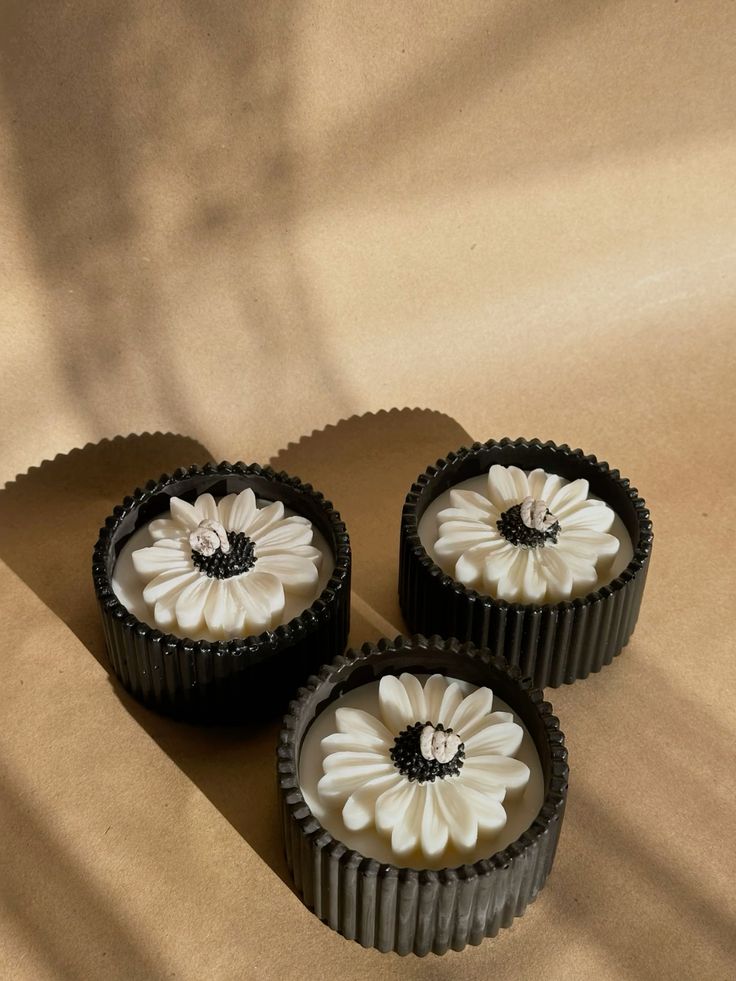 Set de 3 Velas Aromáticas Flor Margarita en Recipiente Negro – Diseño Minimalista Elegante para Decoración del Hogar