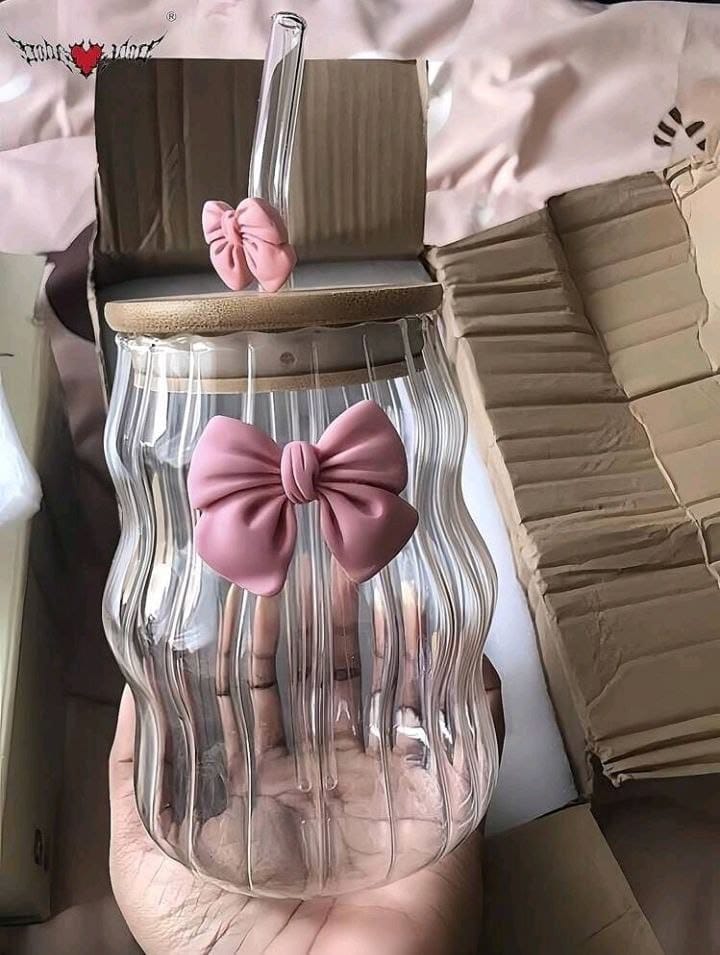 Vaso de Vidrio con Pajita y Lazos Rosas – Frasco Decorativo con Tapa de Bambú