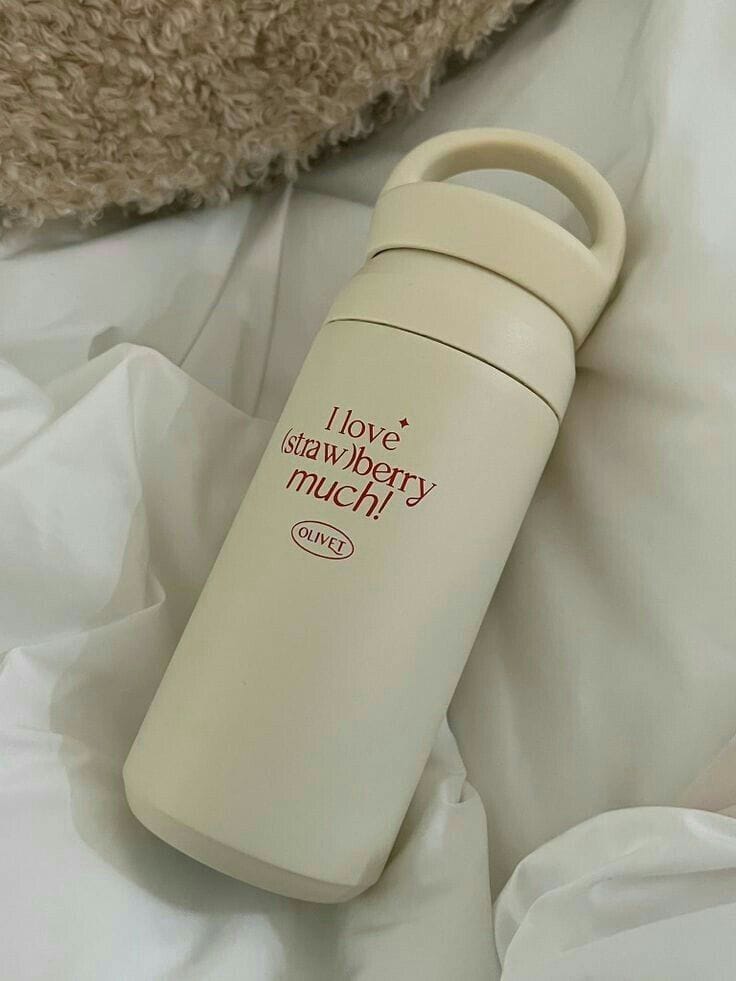 Botella Térmica "I Love Berry Much" – Termo Portátil Color Crema con Asa