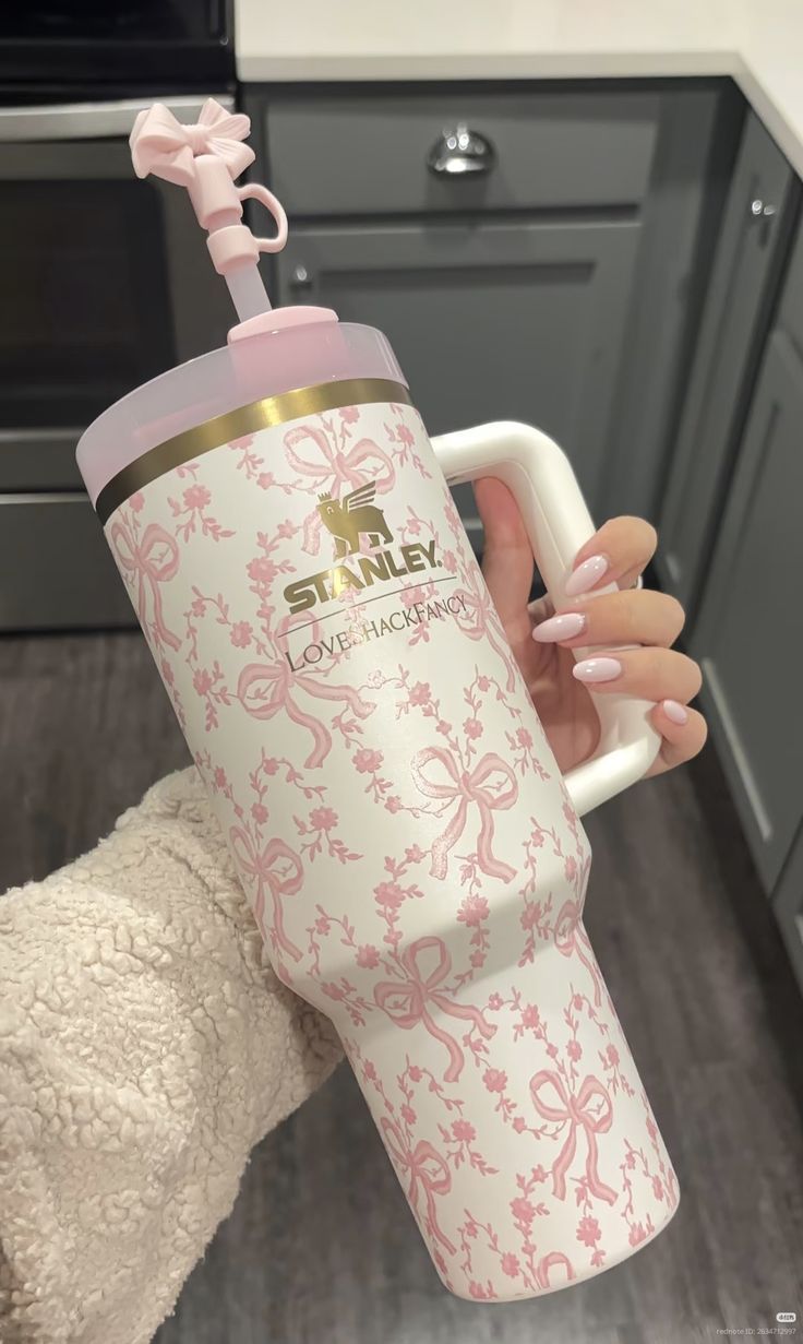 Vaso Térmico con Asa y Pajita – Diseño Floral y Lazos Rosas