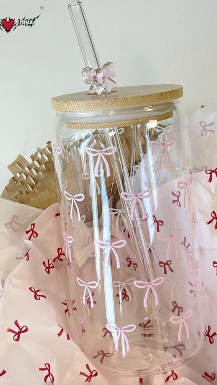 Vaso de Vidrio con Lazos Rosas, Tapa de Bambú y Pajita Decorada
