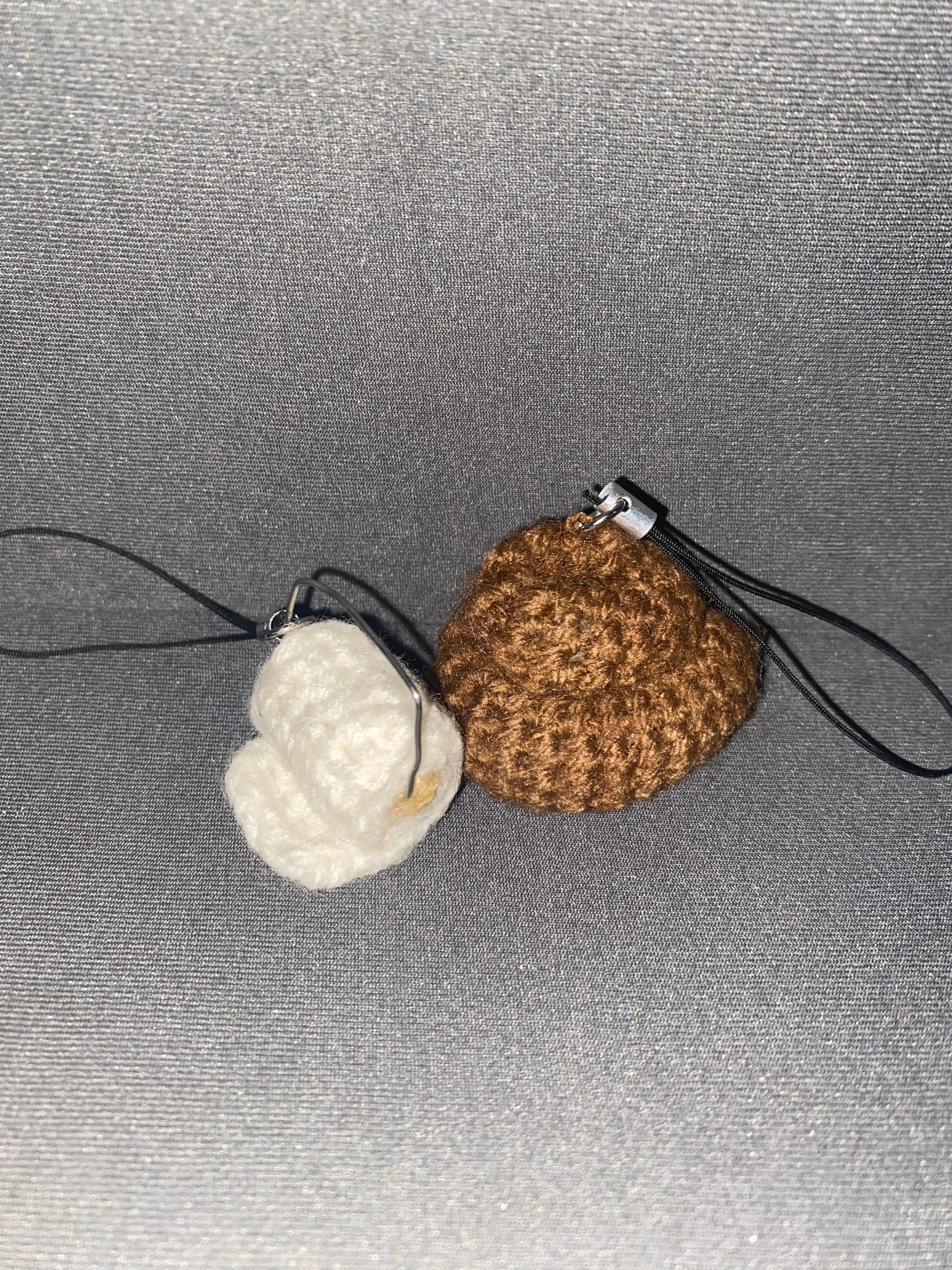 🧻 Set de Llaveros de Papel de Baño y Popó Tejidos a Crochet – Hechos a Mano